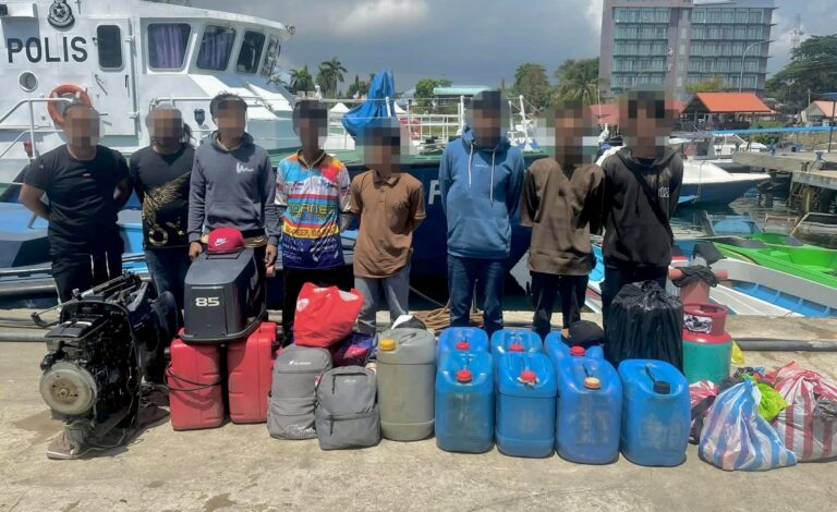 Bot seludup ditahan, 144 botol arak dirampas