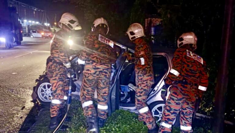 Axia rempuh lori kontena, seorang maut