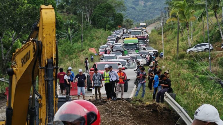 Tanah Runtuh Jejas Laluan Jalan Silam Ke Tawau