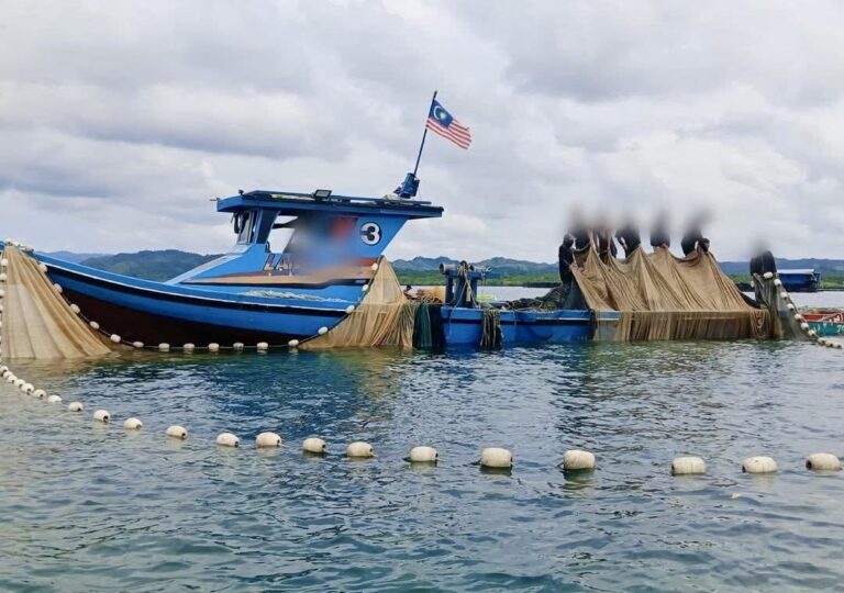 Tekong pam bot terjun laut, lari elak ditahan Maritim