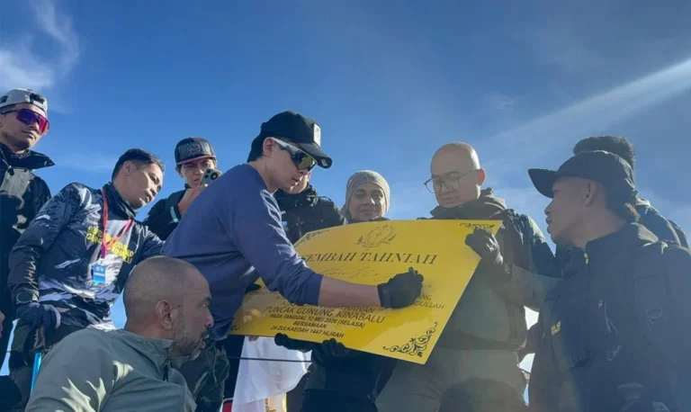Tengku Hassanal berjaya tawan puncak Gunung Kinabalu