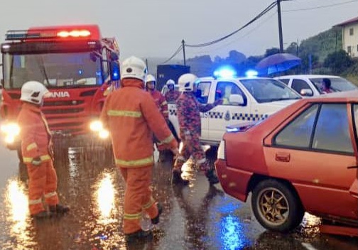 Proton Saga bertembung Hilux, seorang cedera