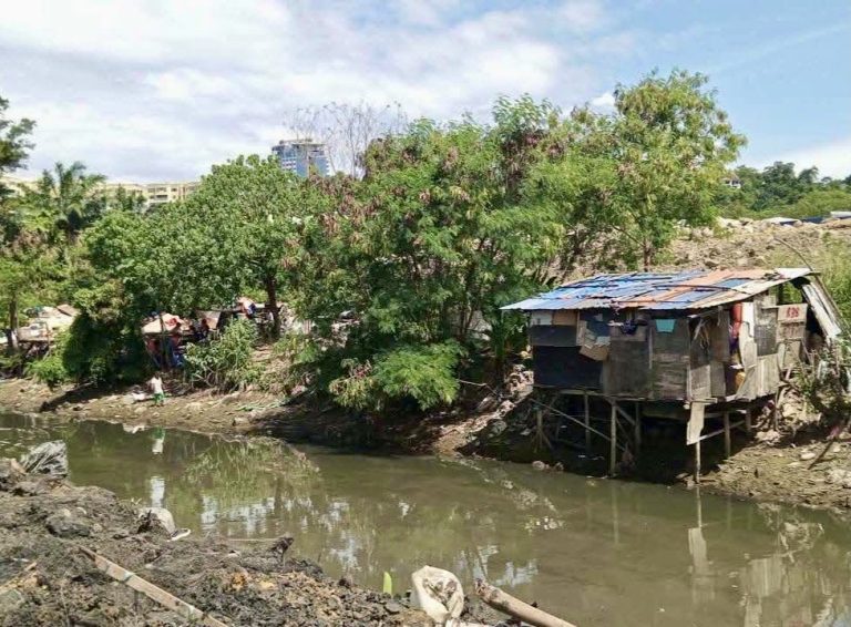 39 rumah setinggan haram di belakang Likas Square diroboh