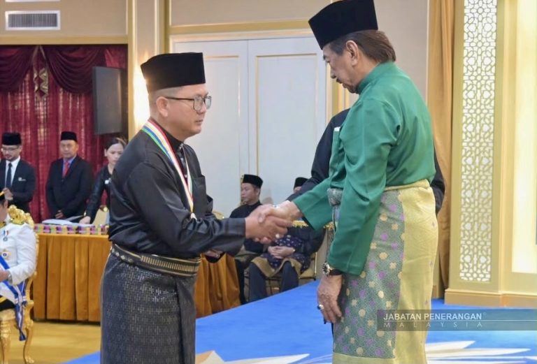 153 individu terima darjah kebesaran, bintang dan pingat Sabah