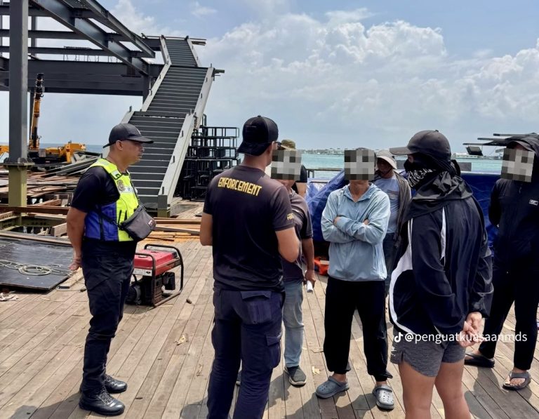 Tiga resort atas air dikompaun di Semporna