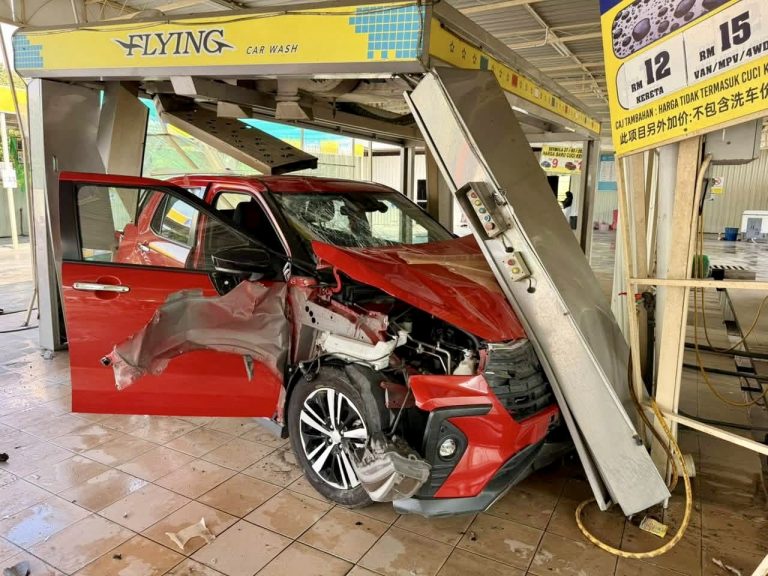 Ativa hilang kawalan selepas keluar car wash, langgar Alza