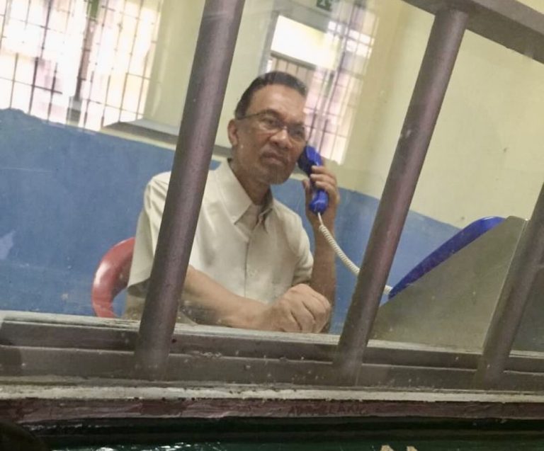 Anwar imbau kenangan di Sungai Buloh, bertemu keluarga di sebalik kaca