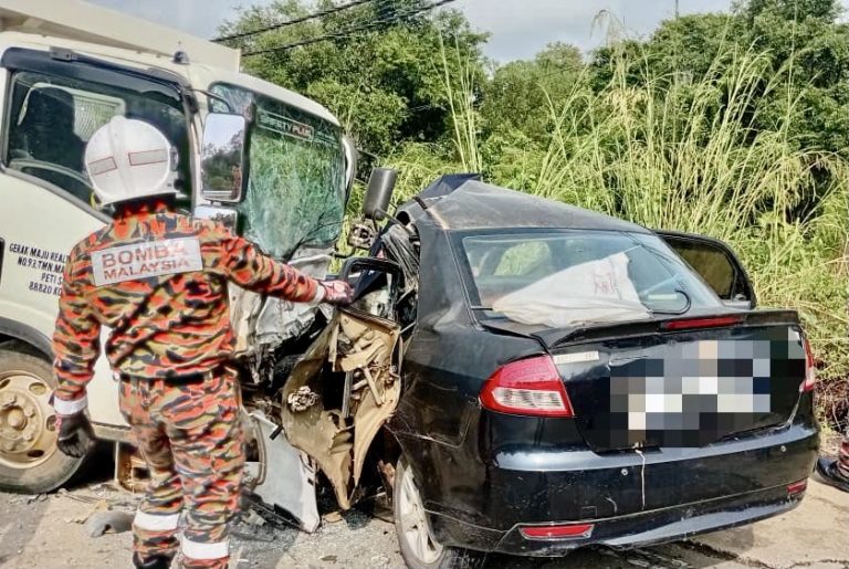 Empat maut Proton Saga bertembung lori di Telupid