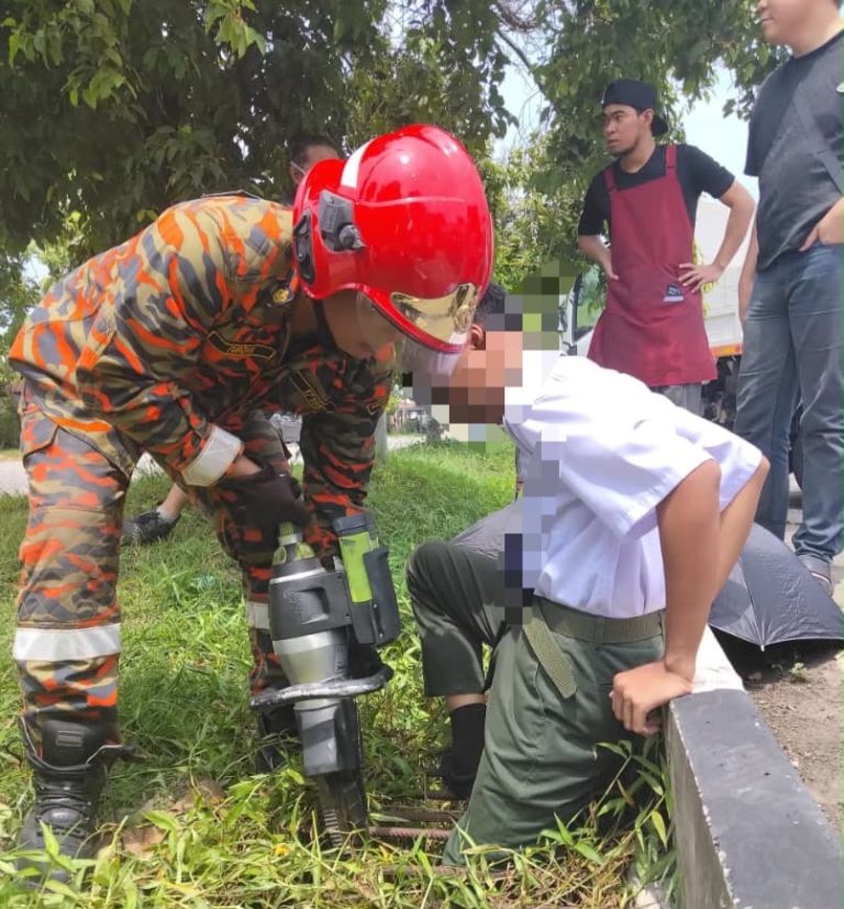 Cemas kaki pelajar 13 tahun tersepit gerigi longkang