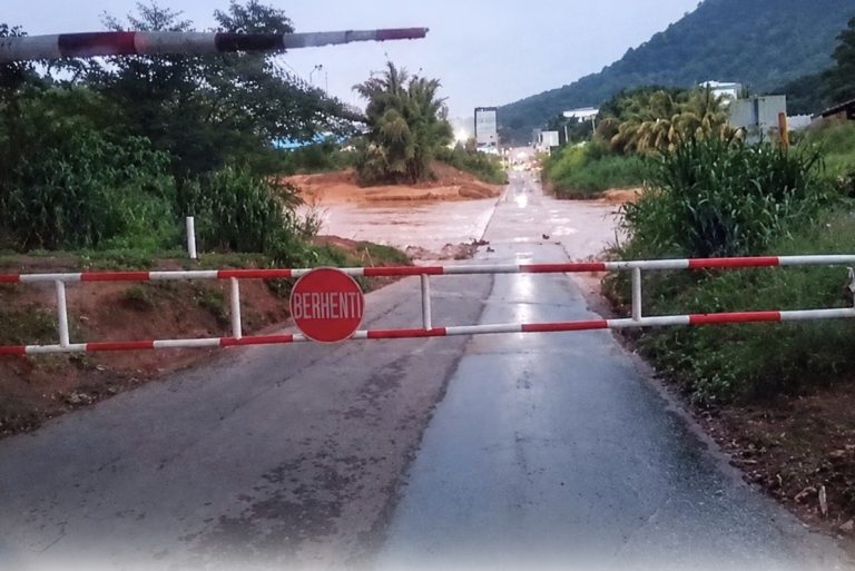 Air banjir limpahi Jambatan Tamparuli, palang keselamatan ditutup