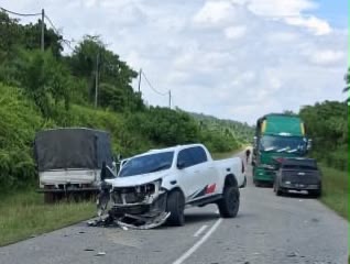 Guru cedera parah, tiga pelajar cedera nahas Hilux dan Aruz