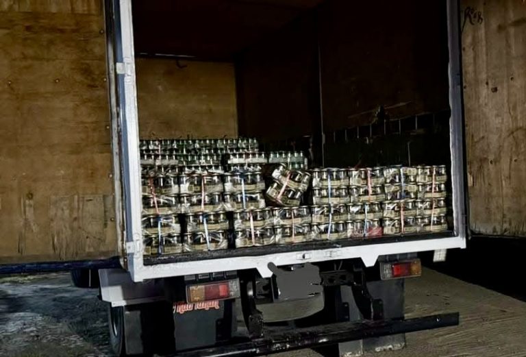 Tiga suspek lari ke paya bakau, APMM rampas arak RM270,000