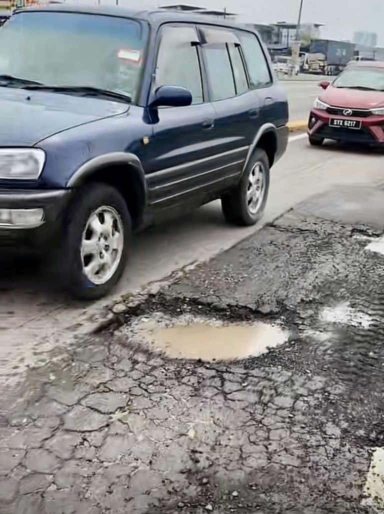 Jalan Bulan berlubang, pengguna gesa JKR bertindak segera