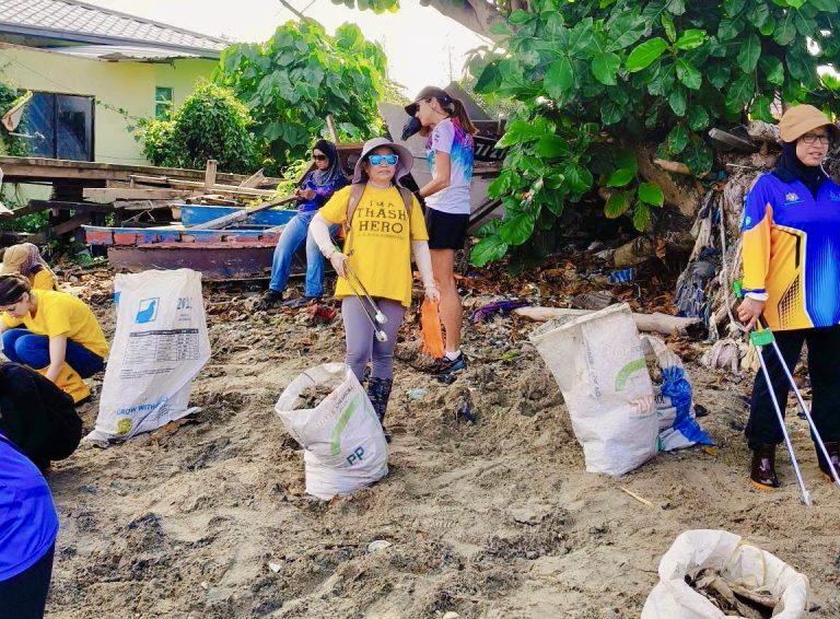 Sukarelawan turun padang, bergotong-royong bersihkan Kampung Tanjung Aru Baru