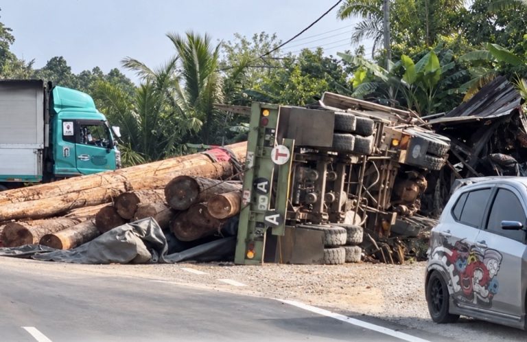 Penjual buah maut dirempuh lori balak di Sandakan