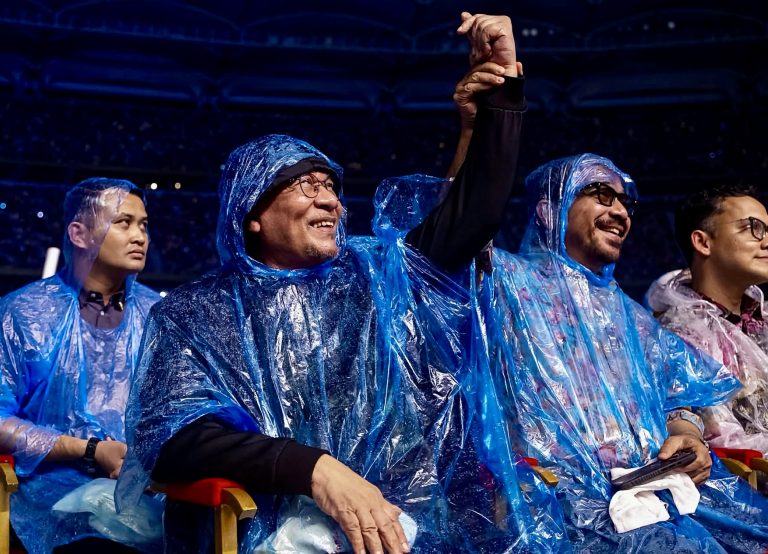 Anwar sanggup berhujan demi Siti Nurhaliza, 63,000 peminat gegarkan Bukit Jalil