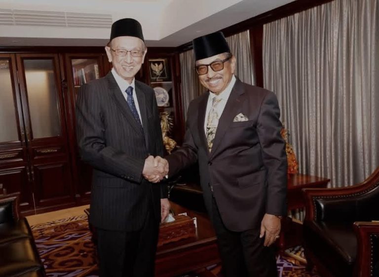 Ketepi perbezaan politik, Tun Musa terima kunjungan Chong Kah Kiat