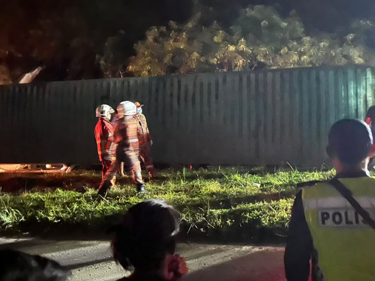 Dua maut, kontena terbalik hempap Avanza di Sepanggar