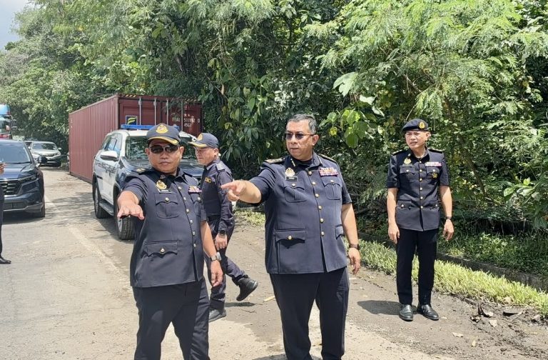 JPJ Sabah turun padang tinjau lokasi nahas kontena hempap kereta, dua maut